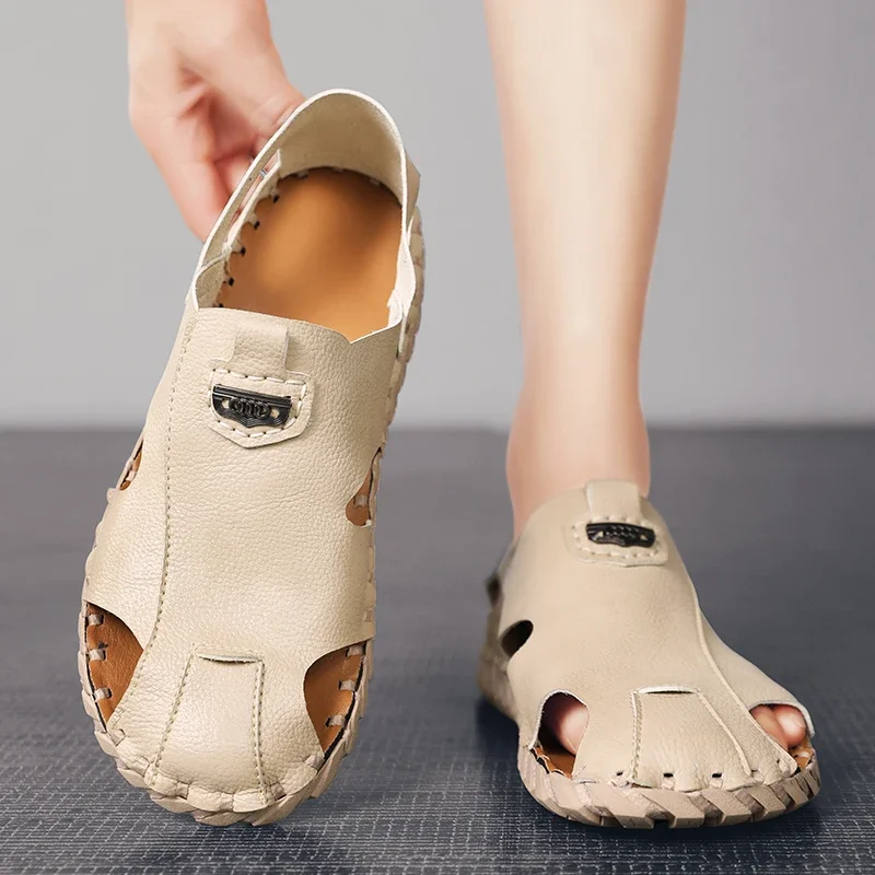 2023 Мъжки сандали каки Плажни обувки Мъжко лято Нова тенденция Външно облекло Неплъзгащо се шофиране Спортове на открито Baotou Сандал маратонки