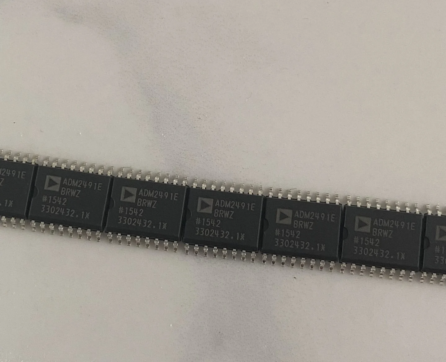 2pcs ADM2491E ADM2491EBRWZ чисто нов оригинален най-продаван RS-485 приемо-предавателен чип.