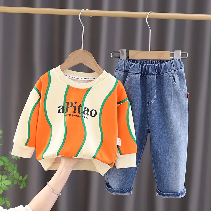 Персонализирано детско облекло за момчета пролетен есенен костюм 2023 Нови модни бебешки дрехи Модерен детски пуловер Деним от две части