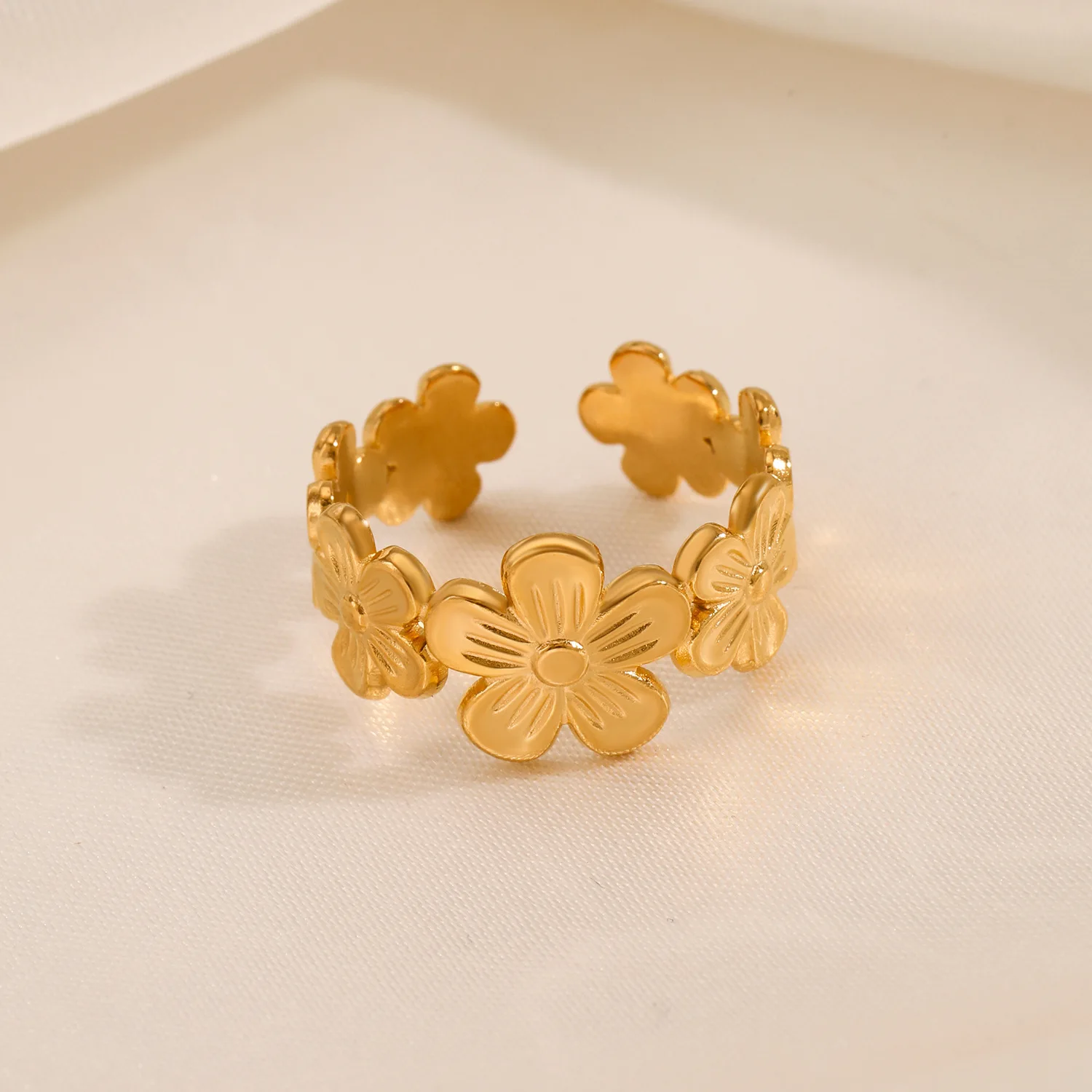 Преувеличение Модна ниша Златен цвят Деликатни цветя пръстени за жени момичета парти подарък модни бижута